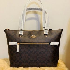 Gallery Tote in Signature Canvas